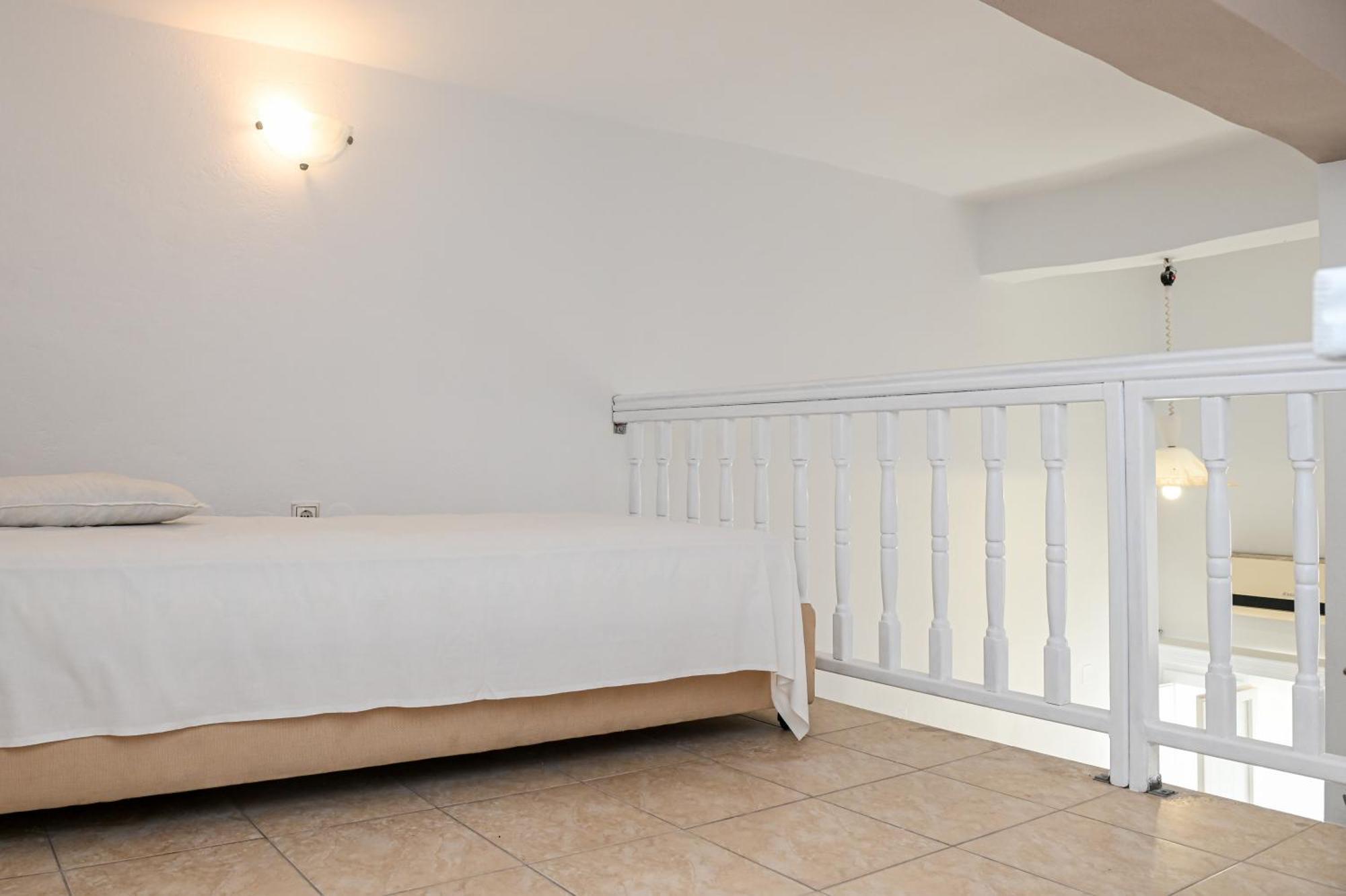 Vinas Place Center 2* Fira (Santorini)